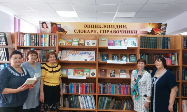 Информационный час &laquo;Годы  не помеха: живём, мечтаем, читаем&raquo;